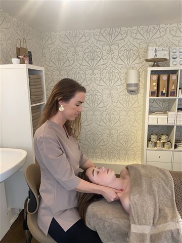 Gezichtsbehandeling Hoogeveen Huidverbetering massage ontspan relax schoonheidsspecialist